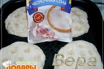 Шаг 2: Смазать руки растительным маслом, сформировать …