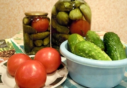 Рецепт: Консервированные огурцы с томатами