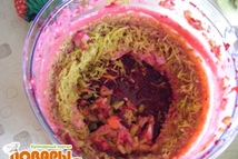 Шаг 3: На терке трем отваренные овощи: …