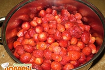 Шаг 1: Помыть и почистить клубнику.