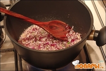 Шаг 9: В разогретое масло бросаем лук, …