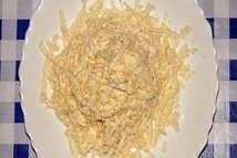 Шаг 6: На терке трем брынзу и …