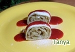 Мини-штрудель яблочный с клубничной подливкой