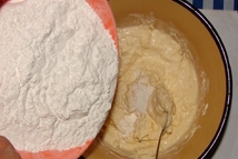 Шаг 4: К полученной массе добавляем муку, …