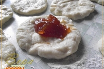 Шаг 1: Растворить дрожжи в теплом молоке. …