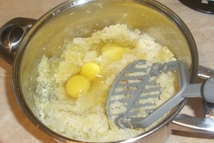 Шаг 2: Готовый картофель размять в пюре, …