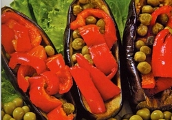 Рецепт: Фаршированные лодочки из баклажана