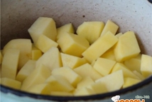 Шаг 3: За это время очистить картофель …