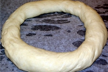 Шаг 3: Из подошедшего теста сформировать кольцо. …