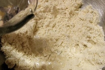 Шаг 1: Смешиваем кукурузную и пшеничную муку, …