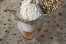 Шаг 2: Еще горячий пласт нарезать кусочками, …