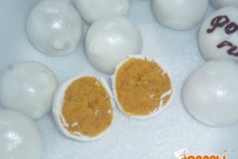 Шаг 9: Когда шоколад затвердеет, с помощью …