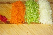 Шаг 2: Мелко порезать среднюю луковицу, морковь, …