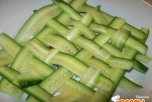 Шаг 8: С полосок формируем огуречную дорожку