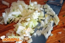 Шаг 4: Репчатый лук почистить, помыть и …