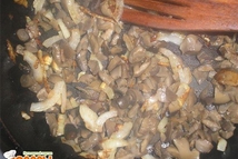 Шаг 2: Лук очистить, обжарить. Грибы порезать …