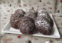 Рецепт: Шоколадные мадленки с черносливом