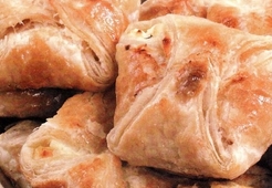 Слоеные сумочки с творогом и цукатами  