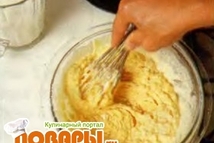 Шаг 1: Разбейте в миску яйца, слегка …