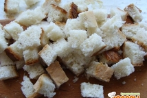 Шаг 1: Белый хлеб или булку нарезаем …