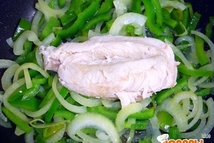 Шаг 1: Порезать перец на мелкие полоски, …