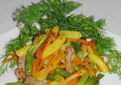 Рецепт: Разноцветье из стручковой фасоли