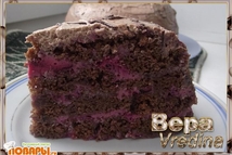 Шаг 3: Можно порезать бисквит небольшими кусочками …