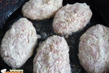 Шаг 2: Сформировать котлеты, обвалять в муке …