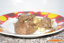 Шаг 3: В форму выкладываем нарезанный лук, …