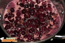 Шаг 2: Вишню переложите в кастрюльку. Засыпьте …