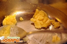 Шаг 7: Теперь тоненькой струйкой вливать молоко …