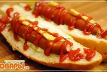 Шаг 3: В булку выкладываем огурец с …