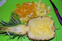 Шаг 2: Разрезаем ананас пополам, вырезаем серцевину. …