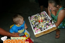 Шаг 7: Верхний корж смазываем готовой глазурью …