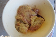 Шаг 1: Куски утки моем и натираем …