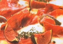 Пицца с окороком и свежим инжиром