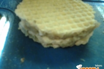 Шаг 3: Сверху укладываем вторую вафельку, немного …