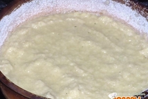 Шаг 2: Картофель измельчить на мелкой тёрке, …