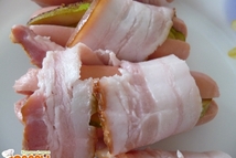 Шаг 3: Завернуть каждую сосиску в полоску …