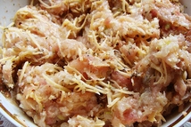 Шаг 1: Готовим фарш для каннеллоней. Отделяем …