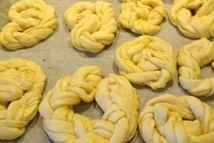 Шаг 5: Накрутить косичек, сформировать булочки