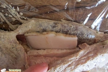 Шаг 4: Когда мясо замаринуется, сбоку делаем …