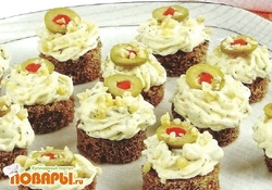 Рецепт: Канапе с сыром и оливками