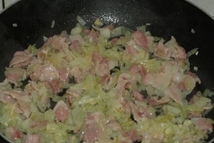 Шаг 5: Подготовка соуса: Сало режем на …