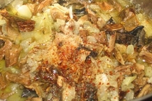 Шаг 8: Солим, добавляем приправы.