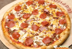 Пицца с маринованной рыбой и брынзой