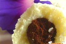 Шаг 4: окунуть в него конфеты, стряхнуть …