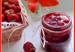 Рецепт: Клубничное варенье с миндалем и ликером "Amaretto"