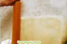 Шаг 9: Вновь раскатайте тесто в прямоугольник …