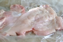 Шаг 4: Куриные ножки разрезать на две …